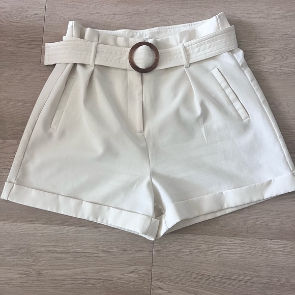 Ovi Pants - Elegant White Women's Shorts with Belt